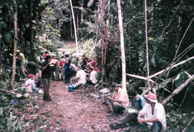 Parada para almoço durante construção de estrada que liga duas áreas camponesas