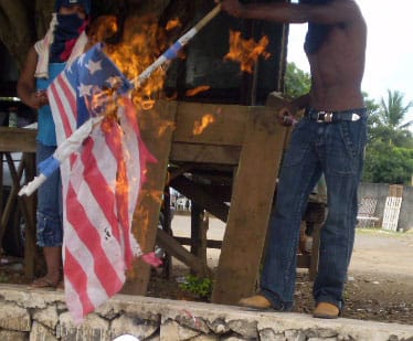Manifestantes queimam bandeira dos ianques, símbolo da opressão aos povos de todo mundo