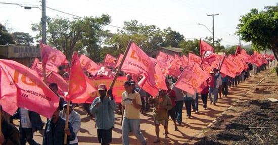 Manifestação ao final do 4º Congresso da LCP em Corumbiara - 2005. A mobilização dos camponeses em busca da terra vai continuar Manifestação ao final do 4º Congresso da LCP em Corumbiara - 2005. A mobilização dos camponeses em busca da terra vai continuar