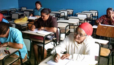 Turma de alfabetização de adultos: participação destacada das mulheres Turma de alfabetização de adultos: participação destacada das mulheres
