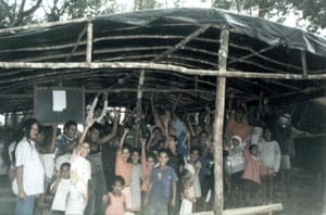Na Escola Popular as crianças dão os primeiros passos para aprenderem a ler, escrever e elevar sua compreensão sobre o mundo que vivem