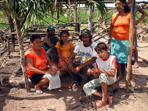 Família camponesa que escapou apenas com a roupa do corpo