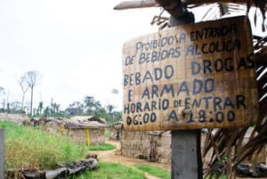 Placa na entrada de acampamento adverte sobre proibição de bebidas e drogas