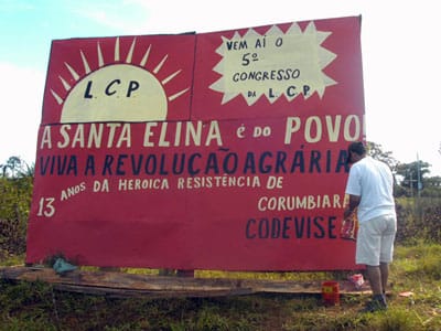 Placa na entrada da fazenda tomada pelos camponeses