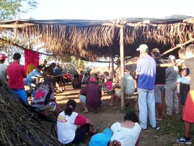 Fazenda Santa Elina é retomada pelos camponeses Fazenda Santa Elina é retomada pelos camponeses