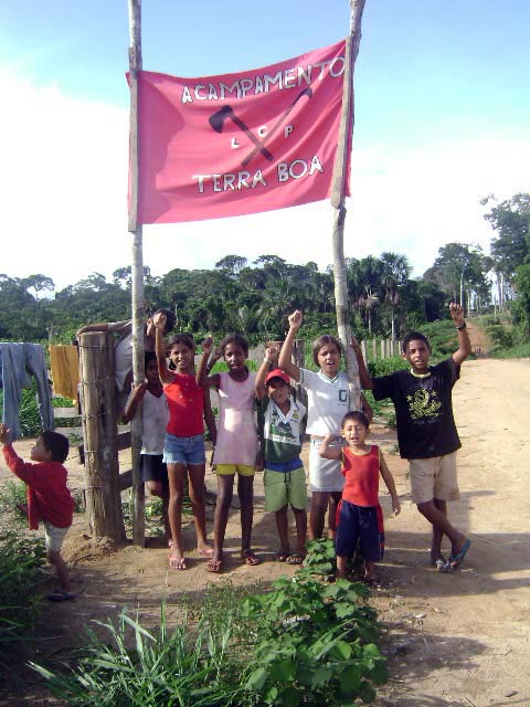Crianças na área Terra Boa