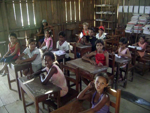 Crianças na escola da área Lamarquinha e Terra Boa. 