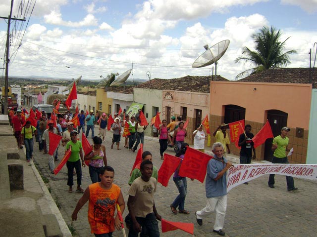 Mais famílias se preparam para tomar terras