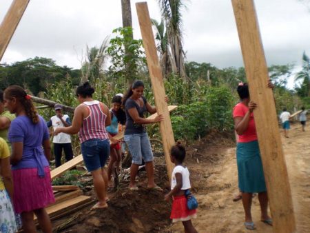 Mulheres participam da construção do barracão da Assembléia