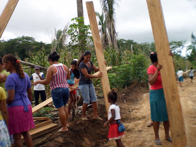 Mulheres participam da construção do barracão da Assembléia
