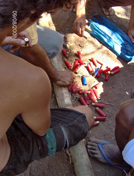 Cartuchos deflagrados: mais de 200 disparos contra o acampamento