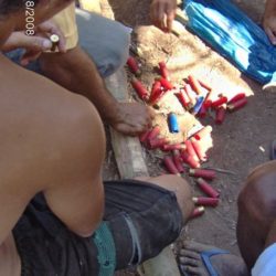 São constantes os ataques de bandos armados que disparam contra os barracos das famílias, humilham apoiadores e vizinhos
