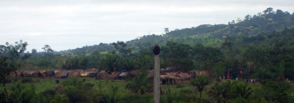 Barracos construídos durante retomada da Fazenda Santa Elina. Maio de 2008