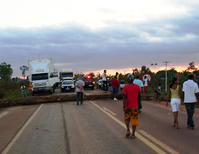 Fechamento da BR 364 no distrito de Extrema