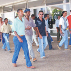 Camponeses do CODEVISE a caminho de uma audiência.