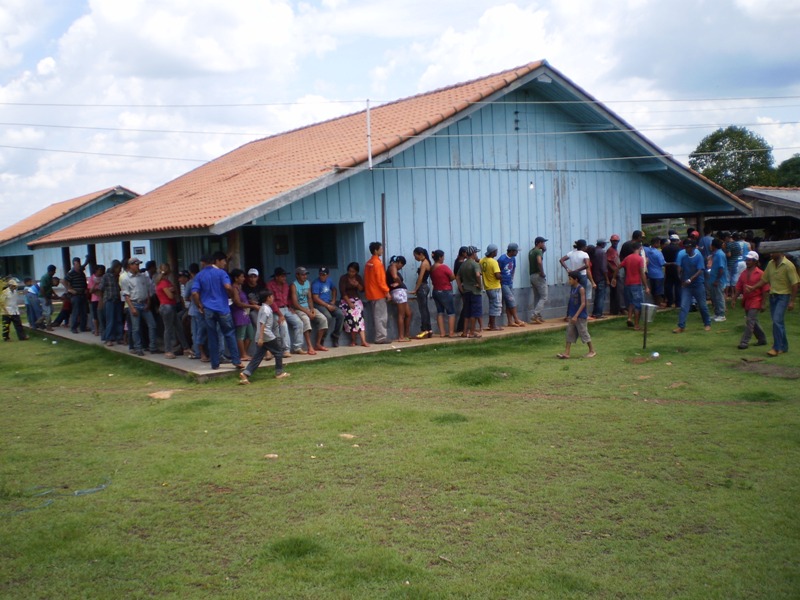 Fila para almoço coletivo