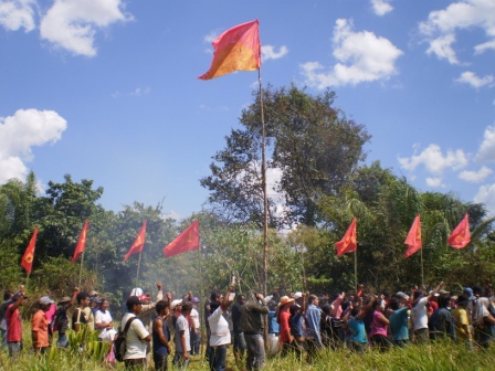 Homenagem as vítimas no local do acampamento de 1995