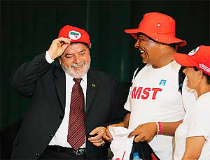 Enquanto colocava o boné do MST, Lula perseguia e criminalizava o movimento camponês combativo.