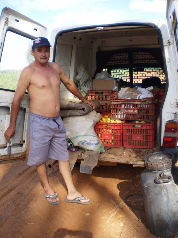 O morador entrega produtos de sua horta para um supermercado de Jaru 3 vezes por semana