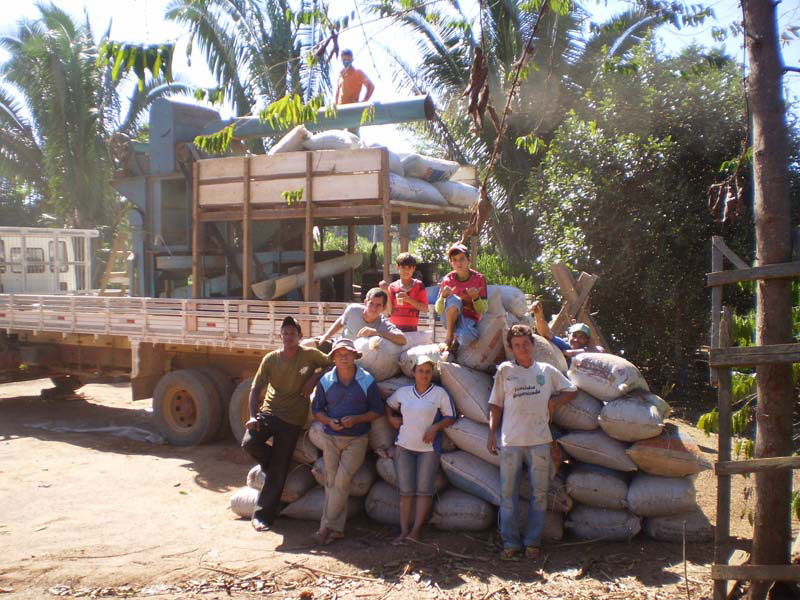 Camponeses do Canaã e Raio do Sol usam máquina pra limpar café.
