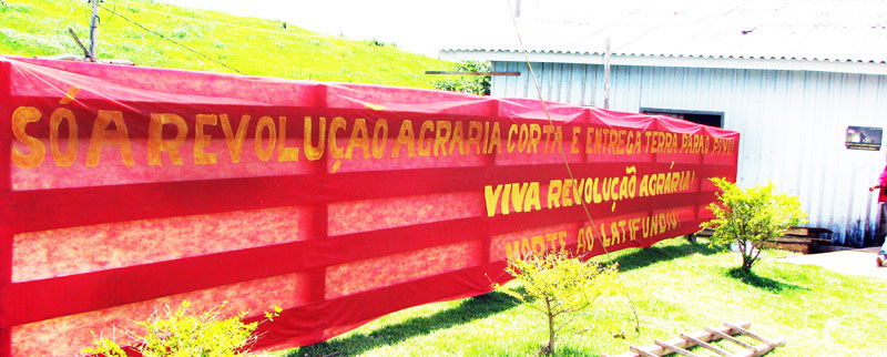 SÓ A REVOLUÇÃO AGRÁRIA CORTA E ENTREGA A TERRA PARA O POVO!