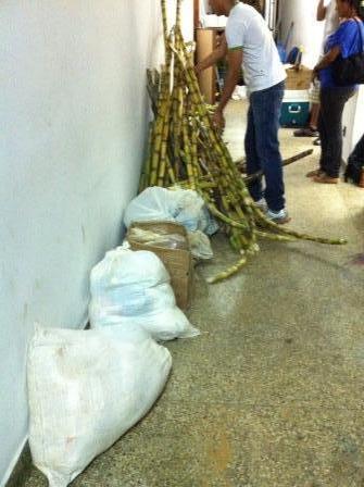 Parte dos alimentos nos corredores da ocupação