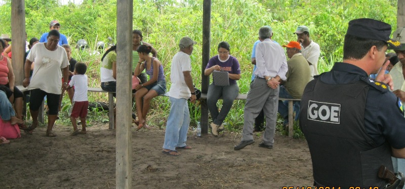 Ouvidora Agrária Regional Marcia do Nascimento Pereira acompanha polícia durante despejo