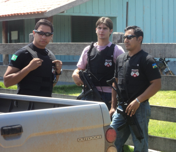 Durante todo tempo policiais ficaram ostentando armamento para intimidar os camponeses
