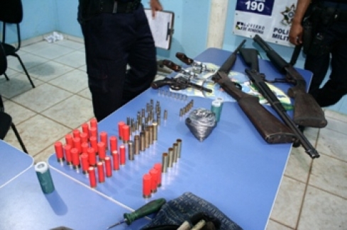 Armas apreendidas na fazenda de Ilário Bodanese