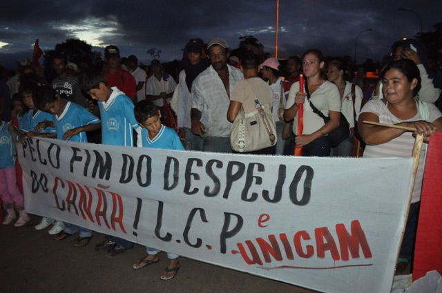 Camponeses fecham BR 364