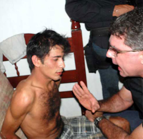 flagrante mostra delegado Renato César Morari agredindo suspeito algemado
