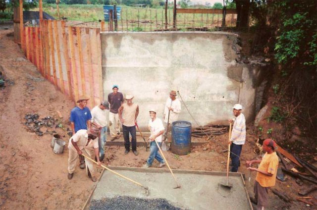 Trabalho coletivo na construção da Ponte da Aliança Operario Camponesa