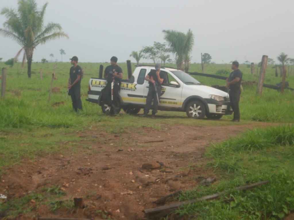Pistoleiros dentro da fazenda Riacho Doce