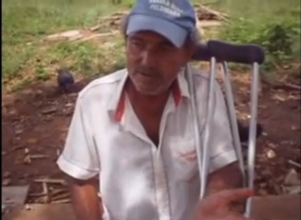 Tonho dando depoimento sobre a vida do companheiro Renato