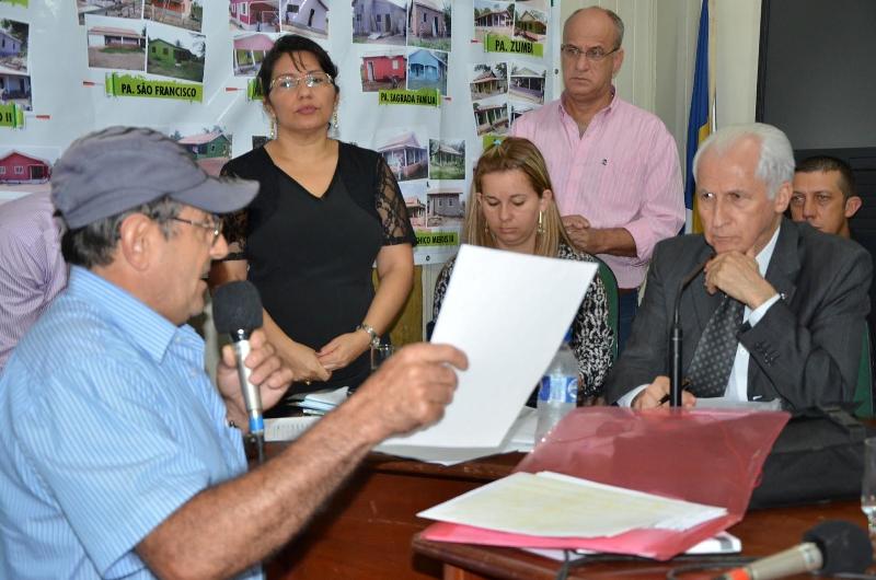 Ouvidores dos Latifundiários Márcia do Nascimento (em pé) e Gercino José (de terno) em reunião em Porto Velho, abril de 2013