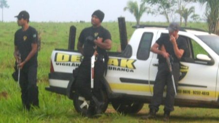 Pistoleiros contratados pelos latifundiários