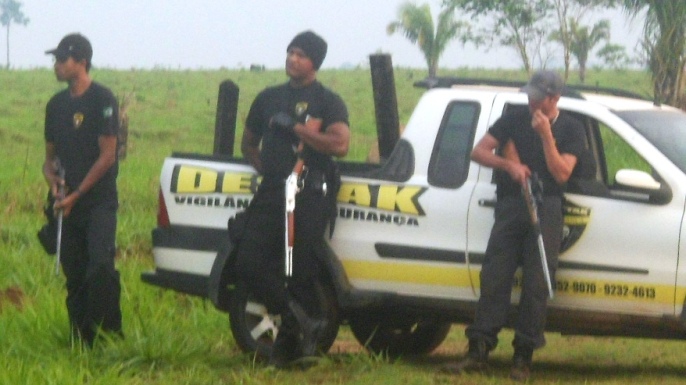 Pistoleiros contratados pelos latifundiários