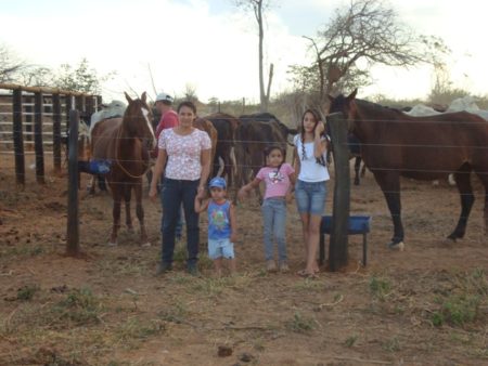 Comunidade Vitória - família camponesa com suas criações