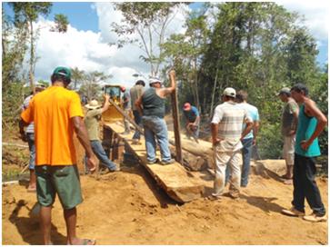 Camponeses construíram esta ponte no Canaã com seus próprios recursos. E ainda tiveram que enfrentar a PM que ameaçou prender moradores. 