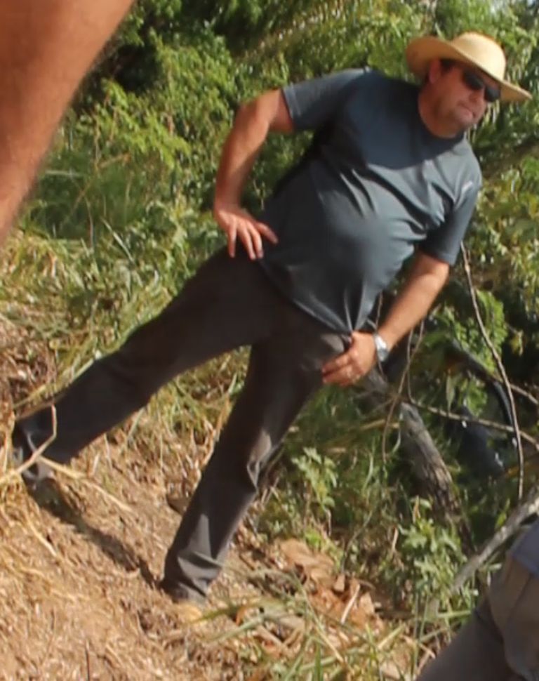Genro do latifundiário junto com homens armados vigiava a única estrada de acesso ao acampamento