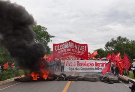 Manifestação fechou a BR 135 em Pedras de Maria da Cruz