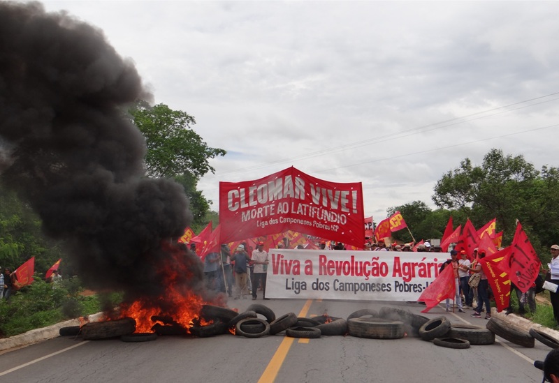 Manifestação fechou a BR 135 em Pedras de Maria da Cruz
