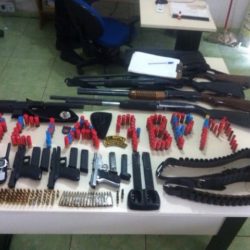 Pequena parte apreendida do arsenal de bando armado a serviço do latifúndio.