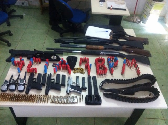 Pequena parte apreendida do arsenal de bando armado a serviço do latifúndio.