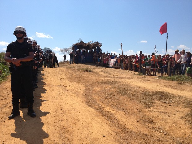 80 policiais comandados pelo coronel Ênedy Araújo acompanham oficial que entregou ordem de despejo aos camponeses do acampamento “10 de maio”, em julho de 2013. 