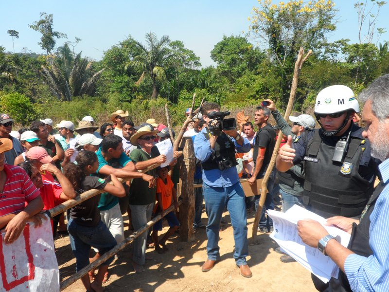 Acampamento 10 de maio: Ênedy comanda tropa que acompanhou oficial de justiça. 17 de julho de 2013. Izaque no meio com mão no queixo.