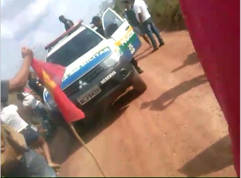 Camponeses exigem fim da blitz. Com a chegada de mais camponeses, PM bate em carreira desabalada
