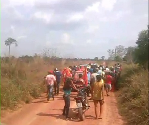 Camponeses exigem fim da blitz. Com a chegada de mais camponeses, PM bate em carreira desabalada