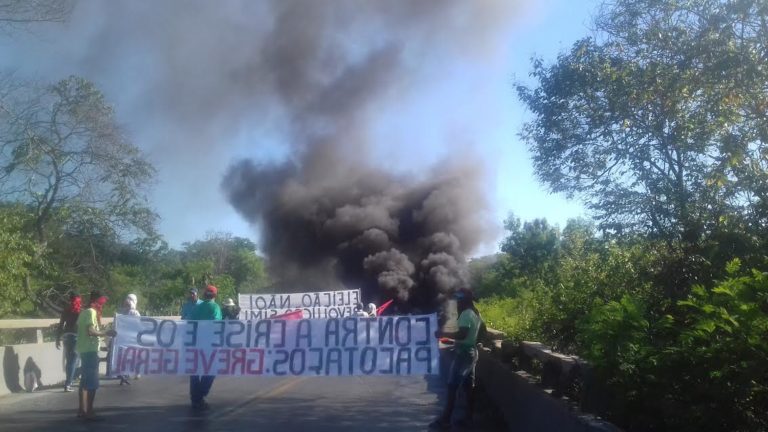 Faixas conclamam: “Contra a crise e os pacotaços: greve geral!” e “Eleição não! Revolução sim!”