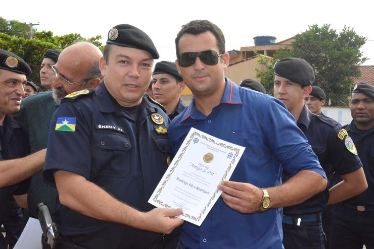 Rodrigo Rodrigues, dono do site Jarunoticias preso na Operação Mors, recebe das mãos de Ênedy o diploma de “amigo da polícia”.